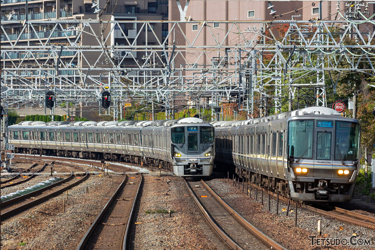 JR京都線を走る225系(左)と223系(右)。ともに「新快速」で使われる形式です