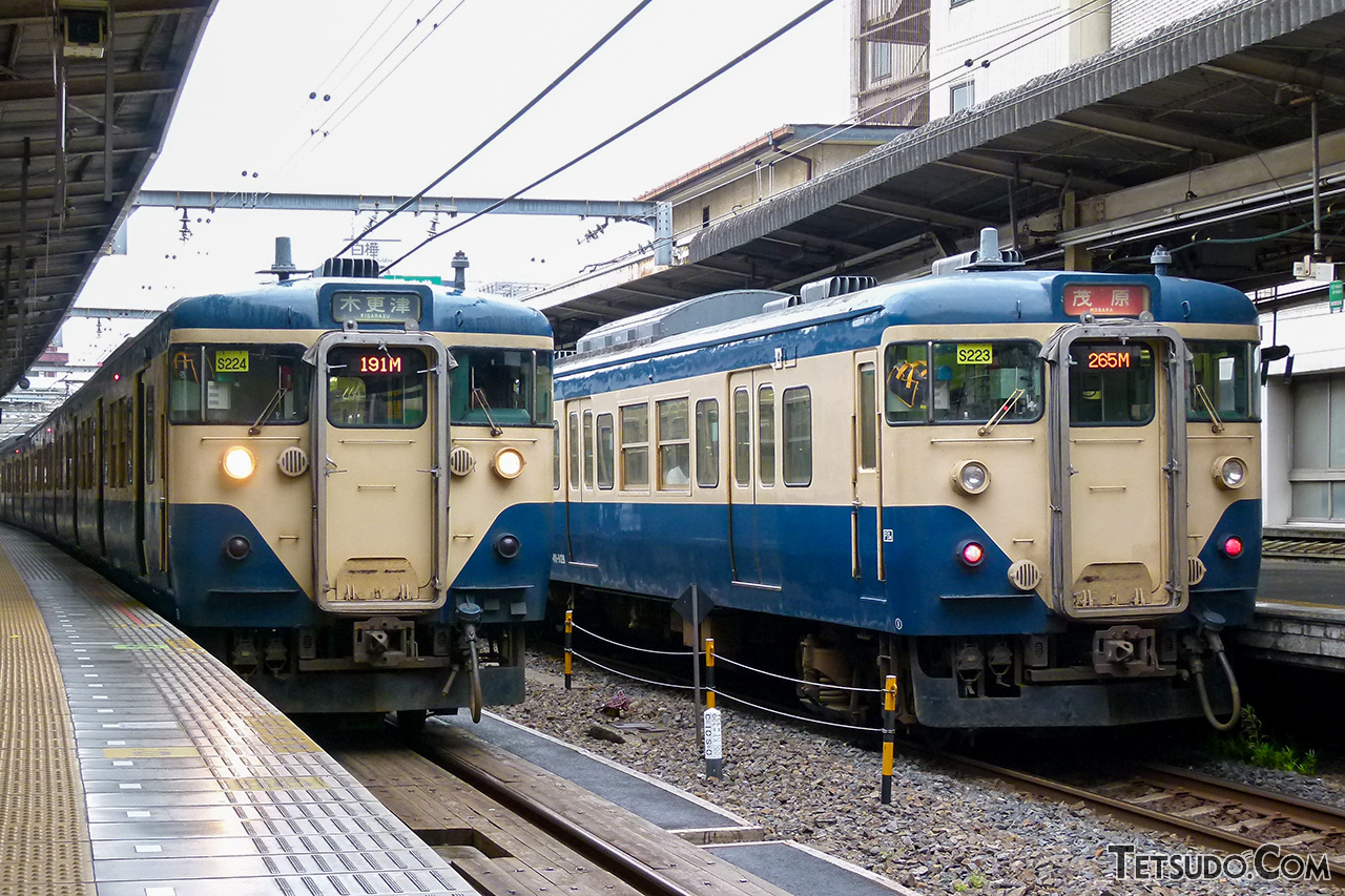「スカ色」の113系。画像は首都圏で活躍した車両ですが、「新快速」運転開始当時の113系も同じ色をまとっていました