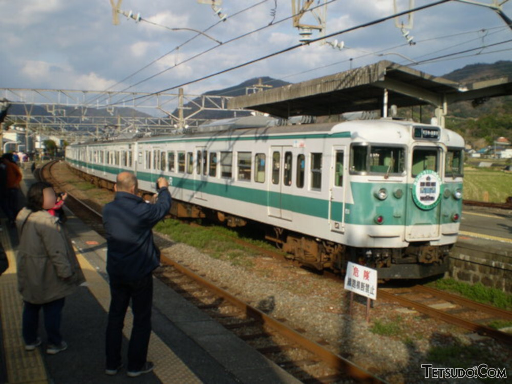 「ブルーライナー」と同じ塗り分けの「阪和快速色」をまとった113系(サロンカーなにわさんの鉄道コム投稿写真)