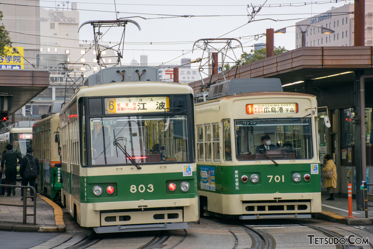 広島電鉄の800形（左、1983年デビュー）と700形（右、1982年デビュー）。芝山鉄道も、このような車両を導入していたのでしょうか
