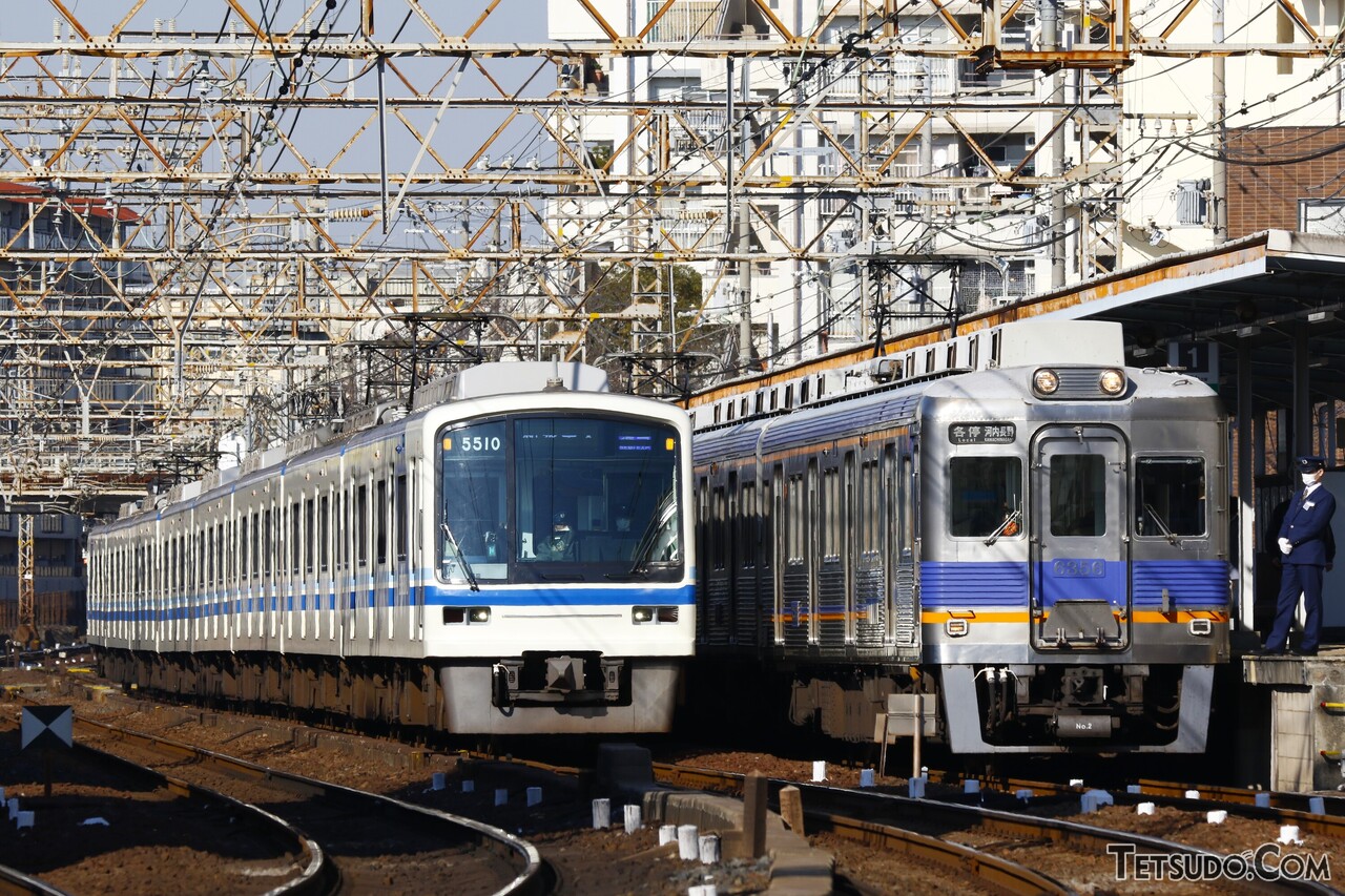 南海電気鉄道の車両（右）と泉北高速鉄道の車両（左）（撮影：井上拓己）