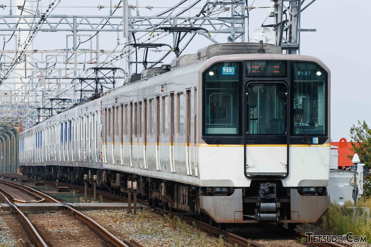 阪神なんば線を走る現在の速達列車、快速急行。直通先の近鉄の車両も充当されます