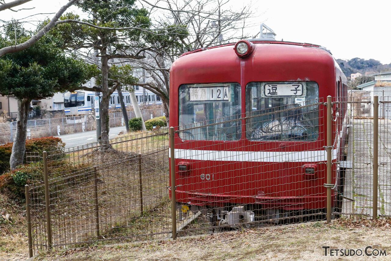 保存車両601号車のすぐ横をゆく横須賀線の列車。京浜間ではおなじみの京急とJRの共演が、ここでも見られます