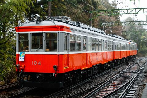 約4年半ぶりに復活、ベテラン登山電車の「本来の姿」　箱根登山鉄道「オール標準色」の100形3両編成
