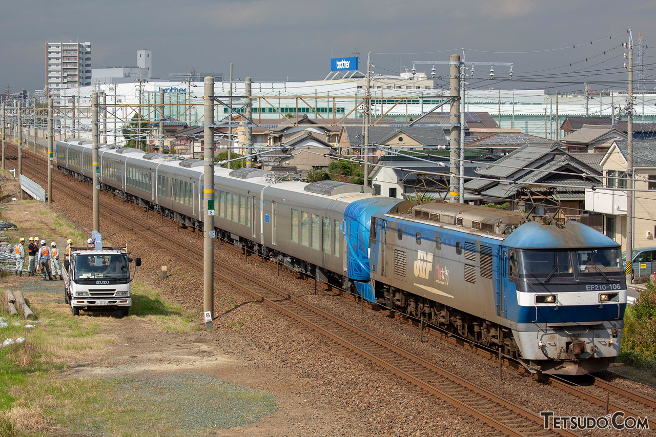 甲種輸送の例。画像は西武鉄道の001系「Laview」が東海エリアを走行中のシーンです