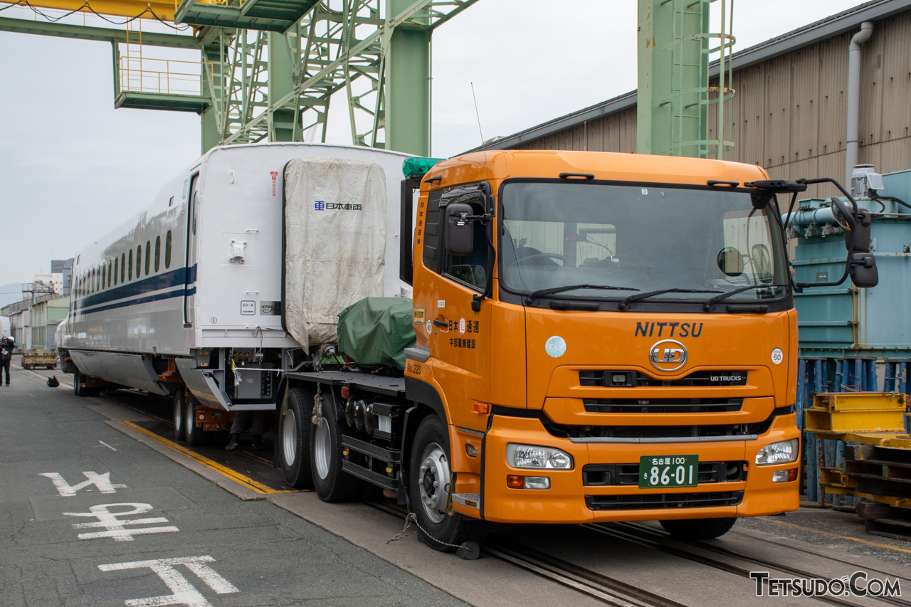 豊橋近郊の日本車両製造で製造されたN700S。浜松の車両基地へ運ぶため、トレーラーに載せられています