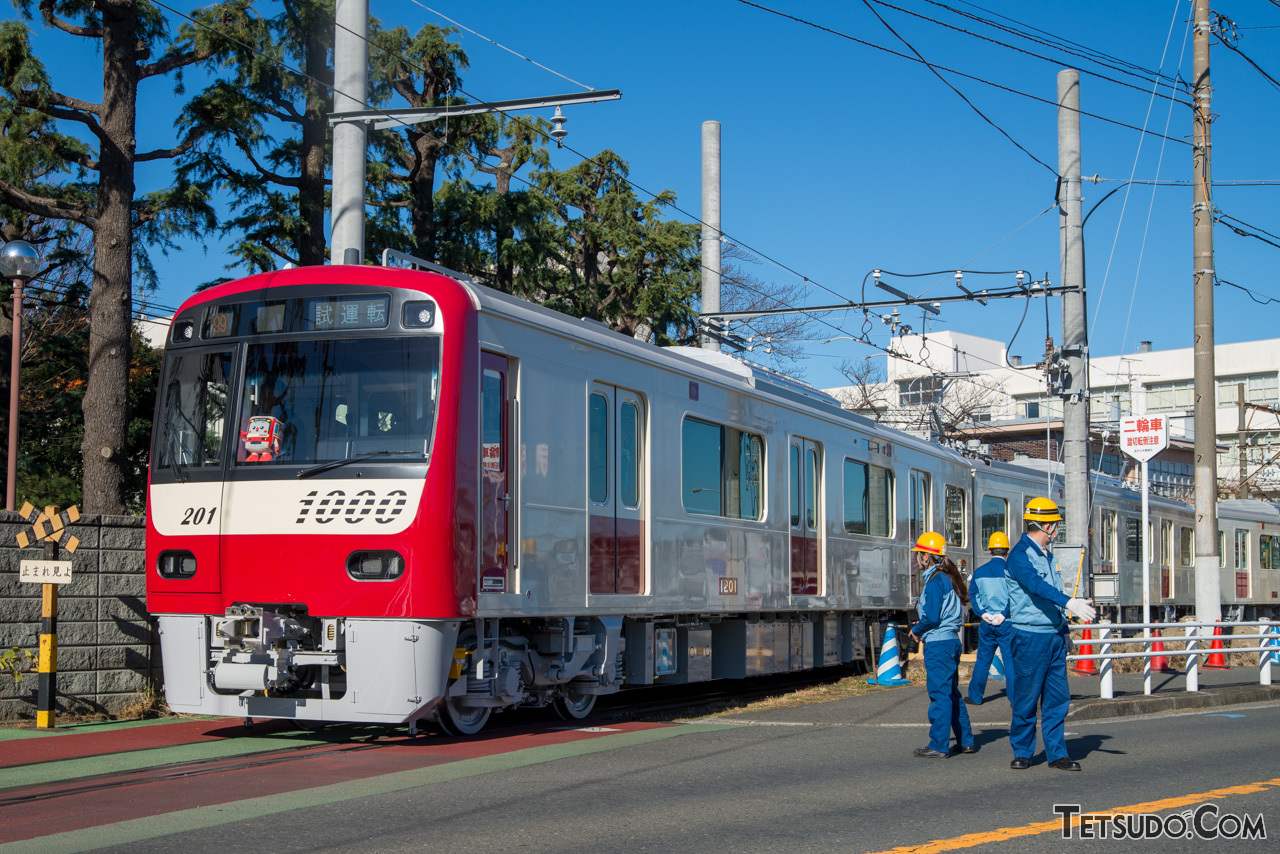 総合車両製作所横浜事業所で製造され、自走で出場した、京急の1000形1201編成