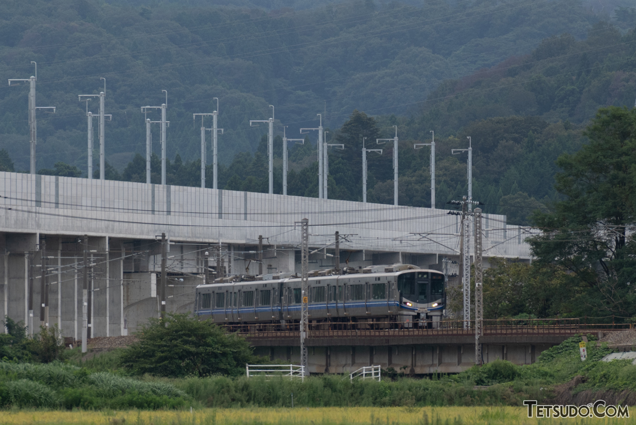北陸新幹線（奥）の延伸開業で、金沢～敦賀間が経営分離される北陸本線（手前）。3月16日以降は、特例を除き、青春18きっぷでは利用できなくなります