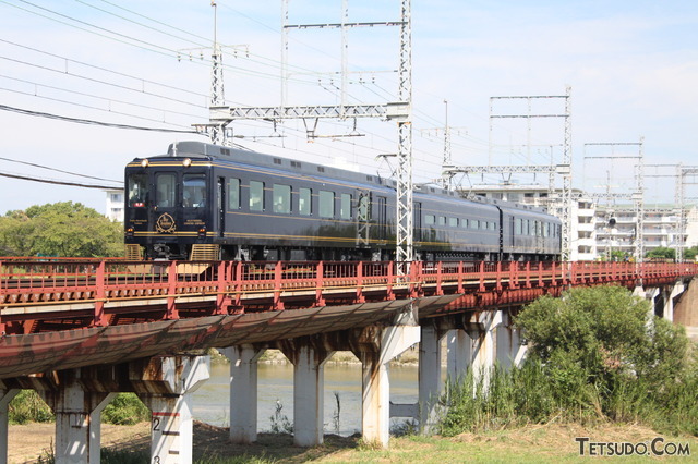 近鉄の観光特急「青の交響曲」（3054急行 三宮さんの鉄道コム投稿写真）