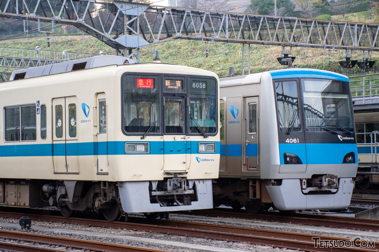 小田急電鉄の8000形（左）と4000形（右）。古い8000形は塗装が必要な普通鋼、新しい4000形は塗装不要のステンレスを車体素材に採用しています