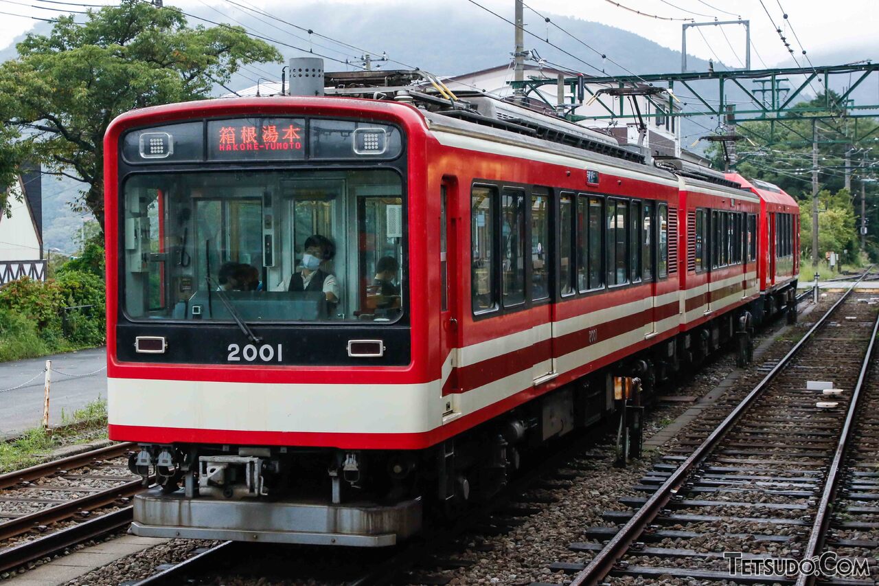 登山電車の3両編成。2両編成の後ろに1両が連結されています