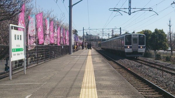 偕楽園駅の上り線側を通過する普通列車（2014年撮影、70-000形さんの鉄道コム投稿写真）