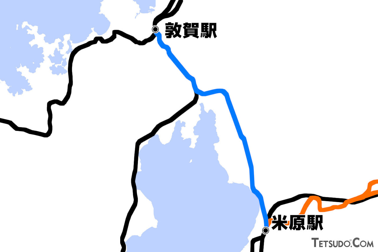 「しらさぎ」が走る米原～敦賀間（青線）。その距離は45.9キロ（営業キロ）と、かなり短めです。「しらさぎ」は、青線のみを走る列車のほか、名古屋駅発着（オレンジ色の線）の列車もあります（国土地理院「地理院地図Vector」の淡色地図を基に作成）