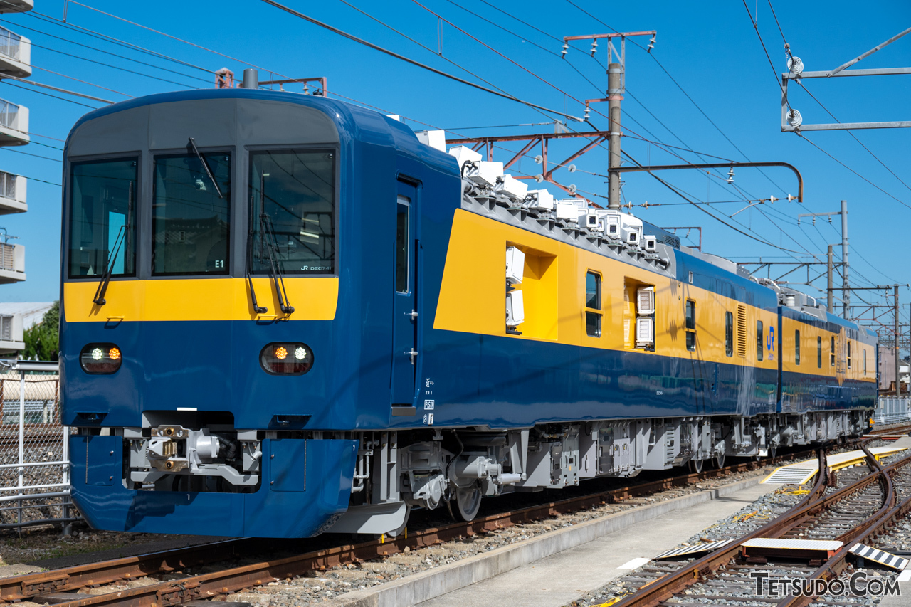 JR西日本の検測車、DEC741。走行機器にハイブリッドシステムを採用しています