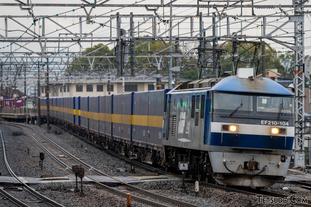 日本の大動脈である東海道本線上の撮影地、サントリーカーブ。「新快速」などのほか、特急列車や貨物列車が数多く行き交います