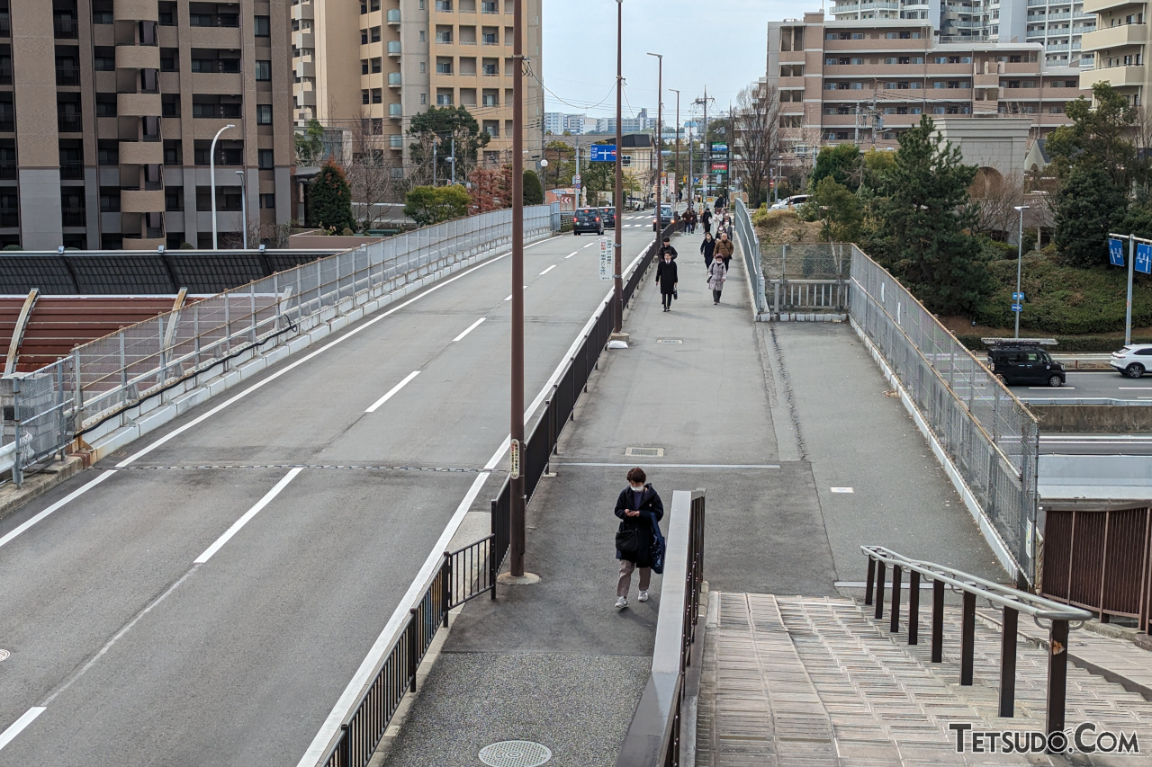大阪モノレール千里中央駅付近の、中国道にまたがる歩道橋。右の出っ張りが、かつて千里中央駅仮駅があった名残りです