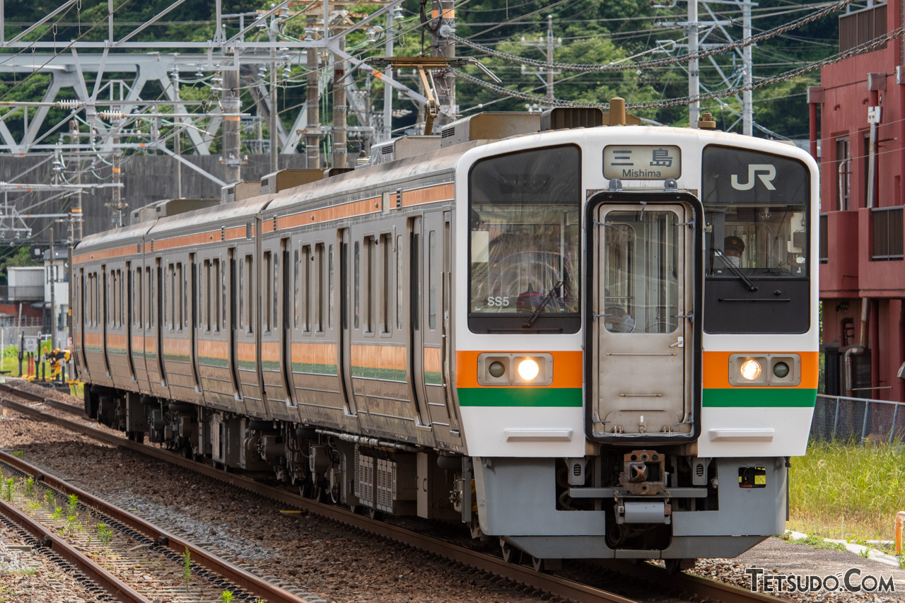 東海道本線の静岡エリアを走る3両編成の列車。編成は短い一方、列車本数は多めです