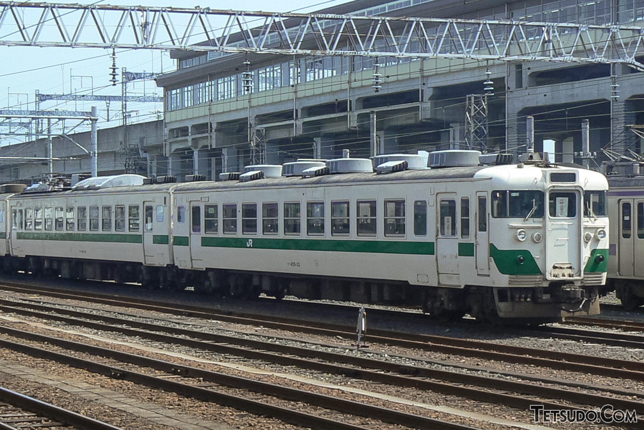 急行型電車の455系。画像は仙台エリアで活躍したもので、急行運用からの撤退後は普通列車で使用されていました