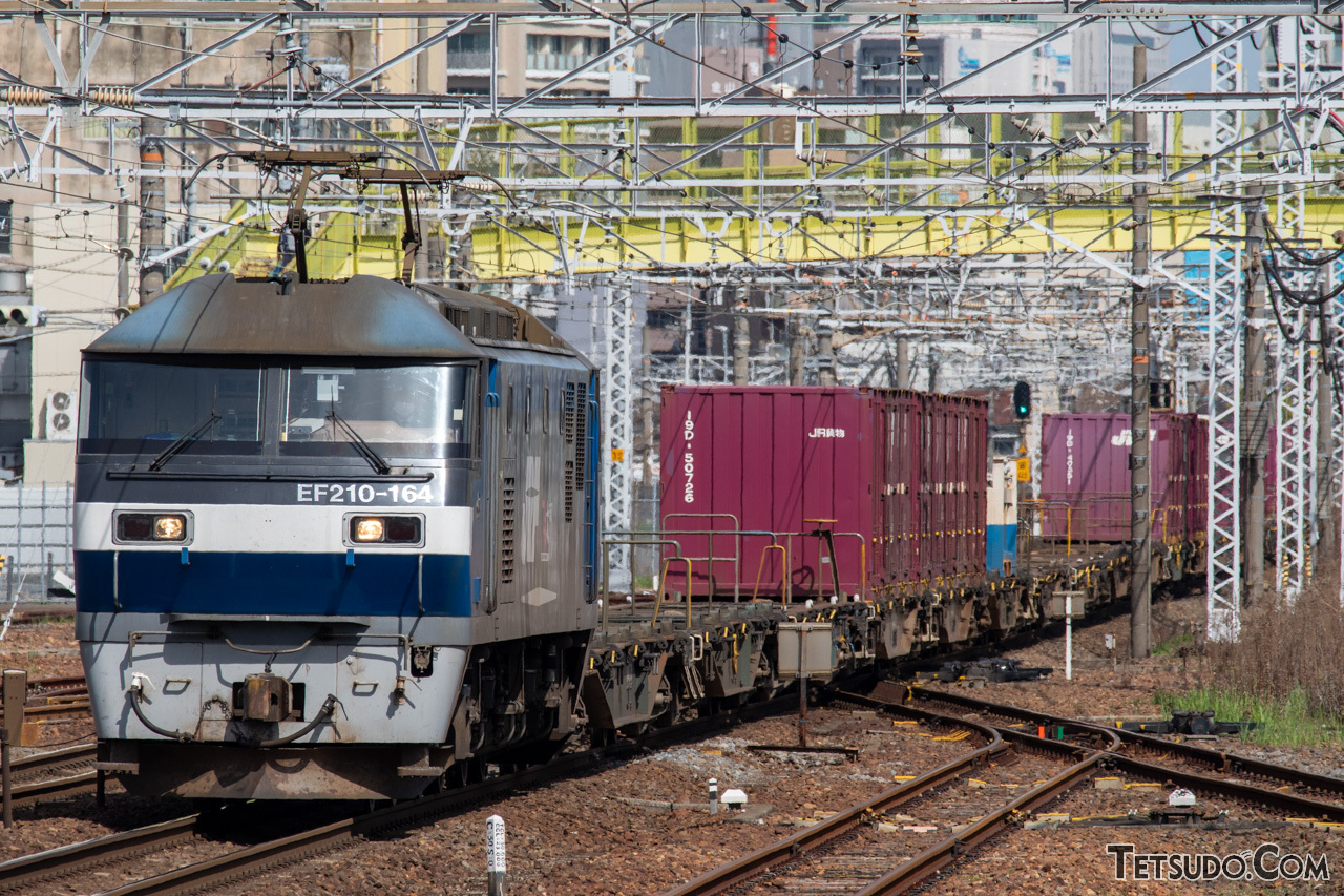 現在の東海道・山陽本線における貨物けん引の主力、EF210形