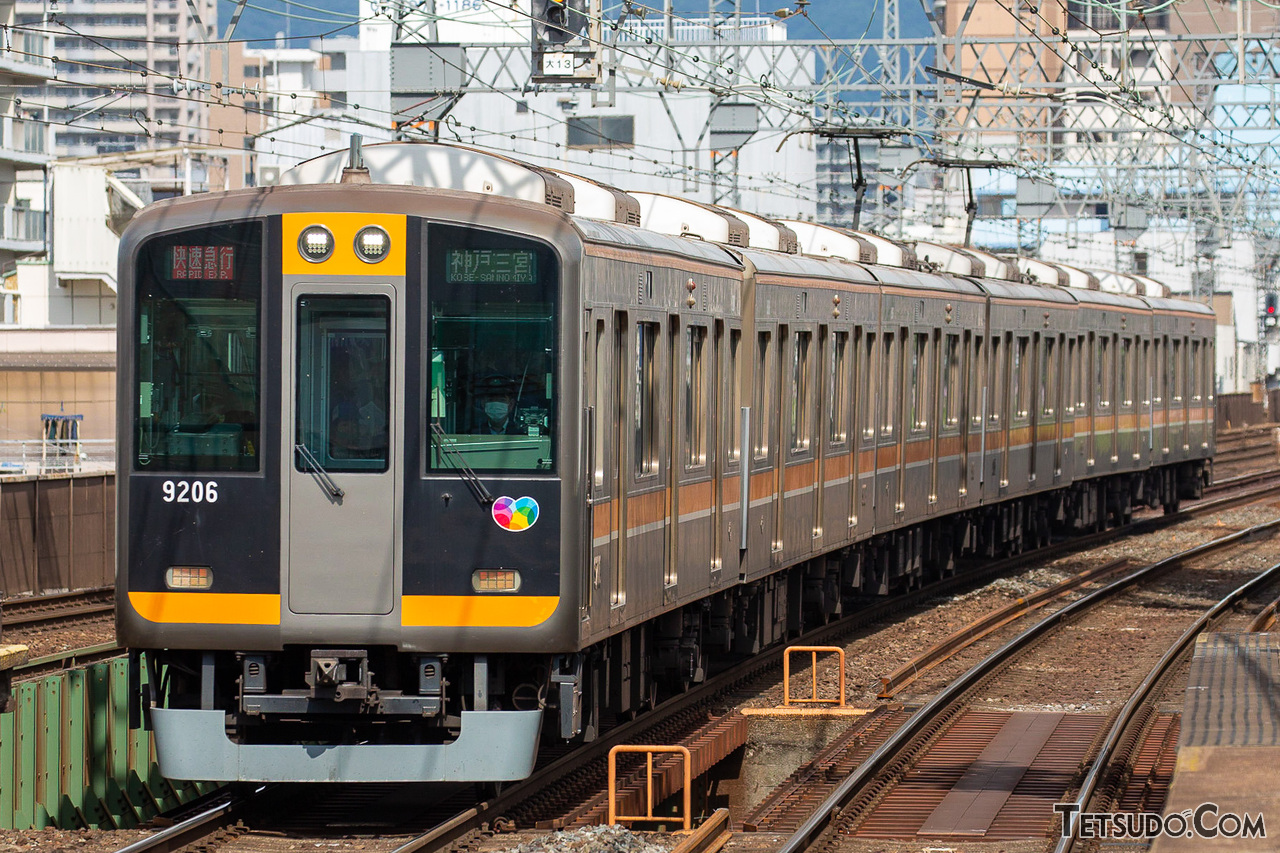 阪神電気鉄道の9000系。18メートル級3ドア車です