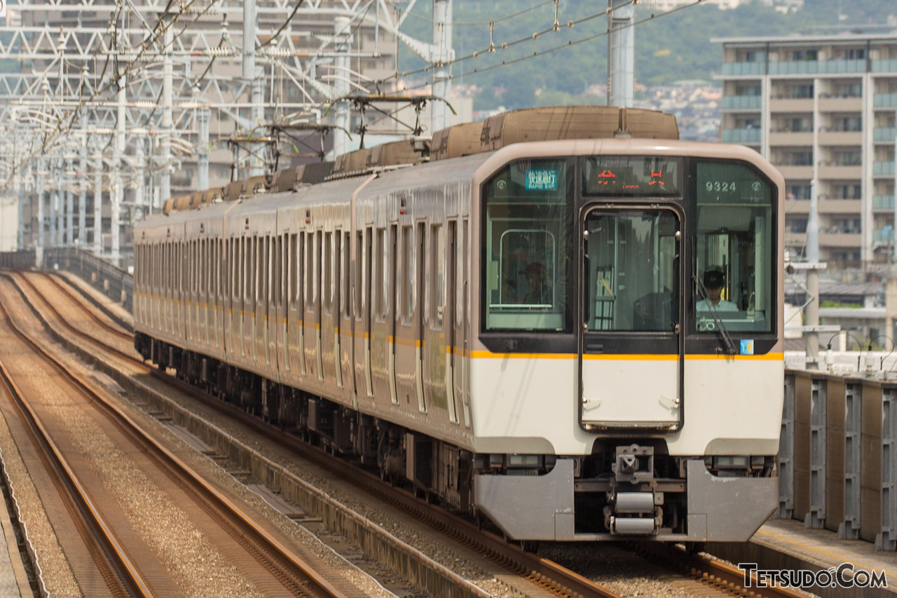 こちらは近畿日本鉄道の9820系。20メートル級4ドア車と、阪神車よりも少し長くなっています