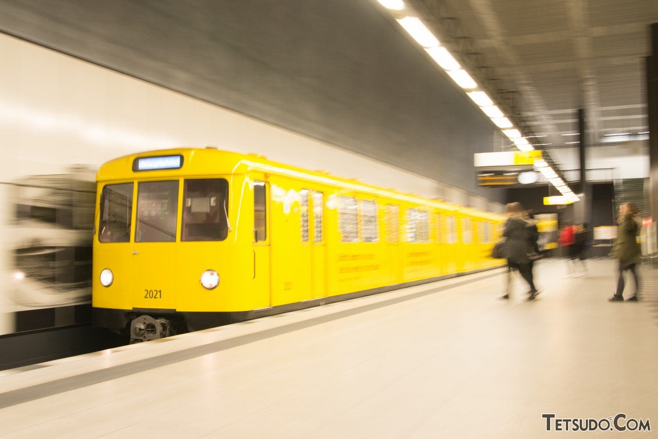 ベルリンの地下鉄の車両。明るい黄色で塗装されています