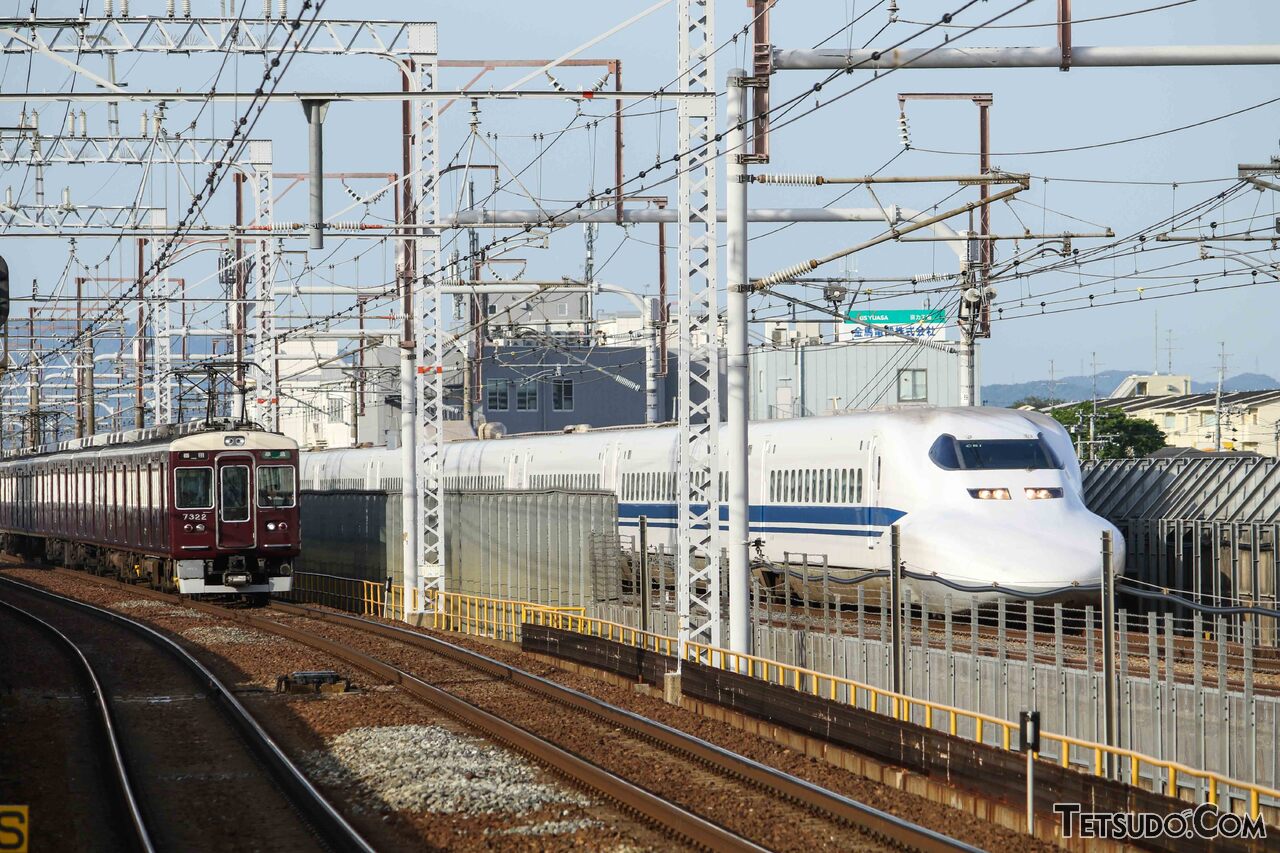 東海道新幹線（右）と阪急京都線（左）の並走区間。右側にある新幹線の線路を、阪急の電車が走ったことがありました