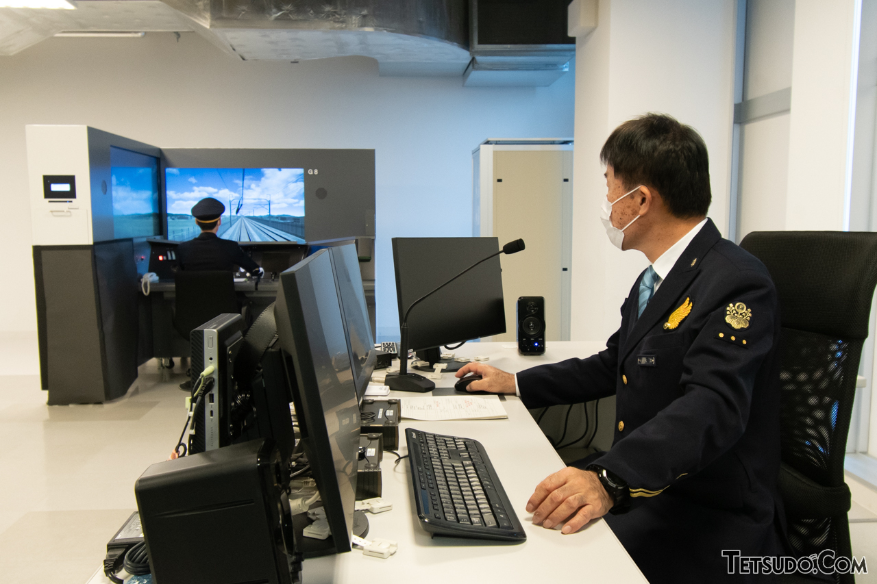 JR東海の総合研修センター。さまざまな状況を再現できるシミュレーターや、実物の鉄道車両や線路などがあり、乗務員に必要な知識を習得することができる施設です（画像は現役運転士の訓練風景）