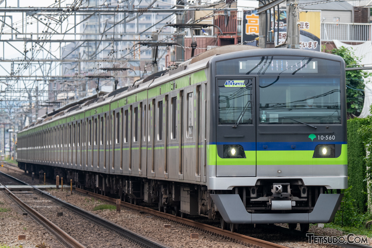 都営新宿線の車両。新宿線を運営する東京都交通局は、公営事業者の一つです