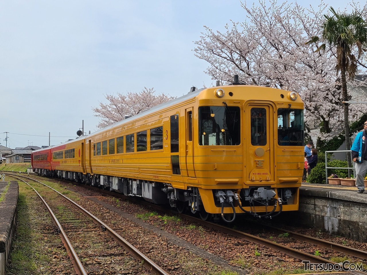 キハ185系の観光列車「伊予灘ものがたり」。キハ40系による初代の置き換えのため、2022年にデビューしました（東福生32さんの鉄道コム投稿写真）