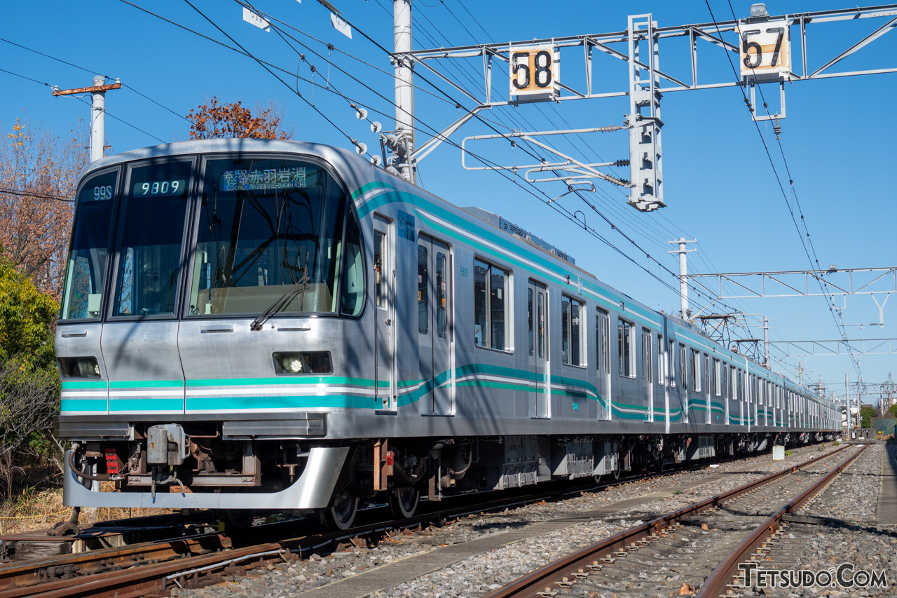 これは東京メトロ南北線用の車両ですが、停まっているのは千代田線の車両基地である綾瀬車両基地。「秘密のトンネル」を経由して回送されてきました