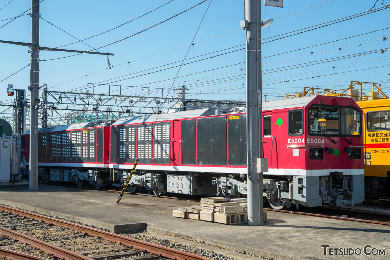 都営地下鉄のE5000形機関車。秘密のトンネルを通って馬込車両基地へ回送する大江戸線車両をけん引するために開発された、日本の地下鉄では唯一となる機関車です