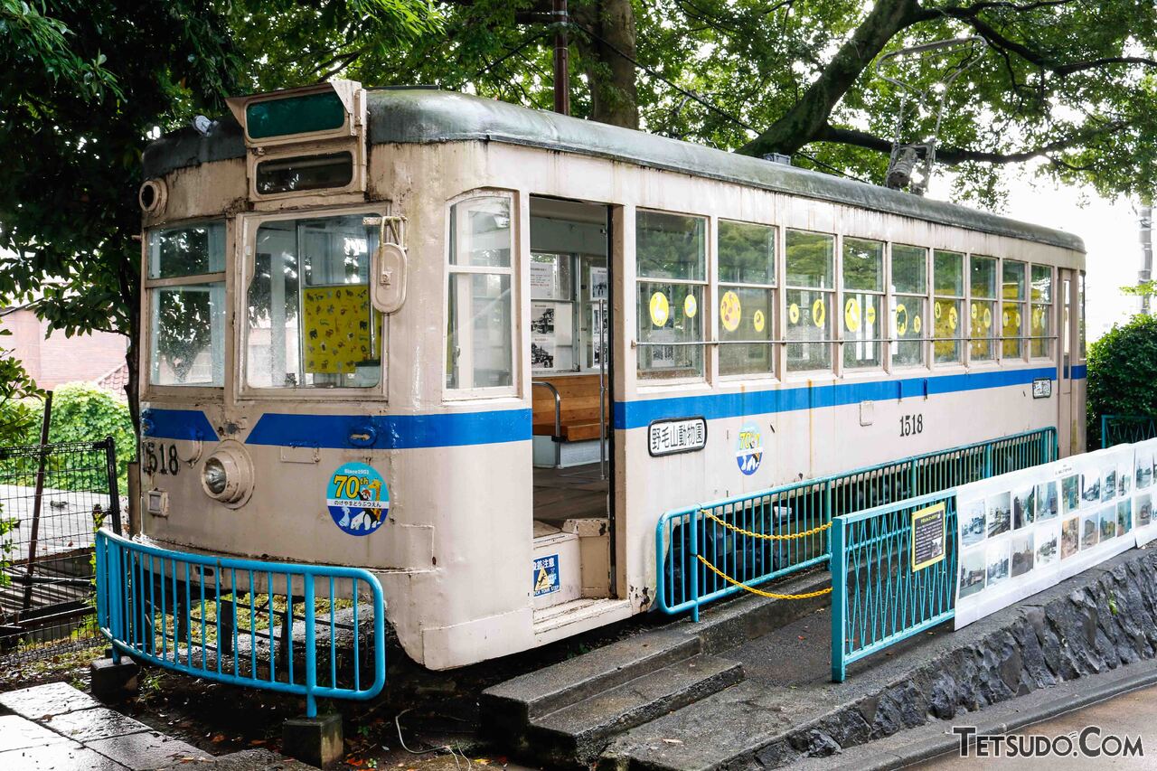 野毛山動物園に保存されている1518号車。2021年には、動物園開園70周年のマークがついていました