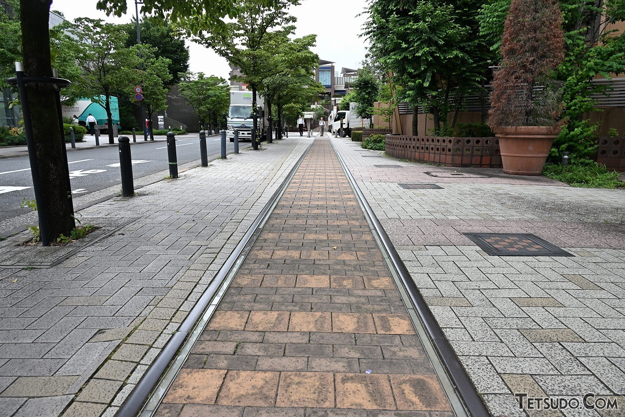 飯田町貨物駅の跡地には、かつて駅があったことを示すレールなどのモニュメントが設置されています