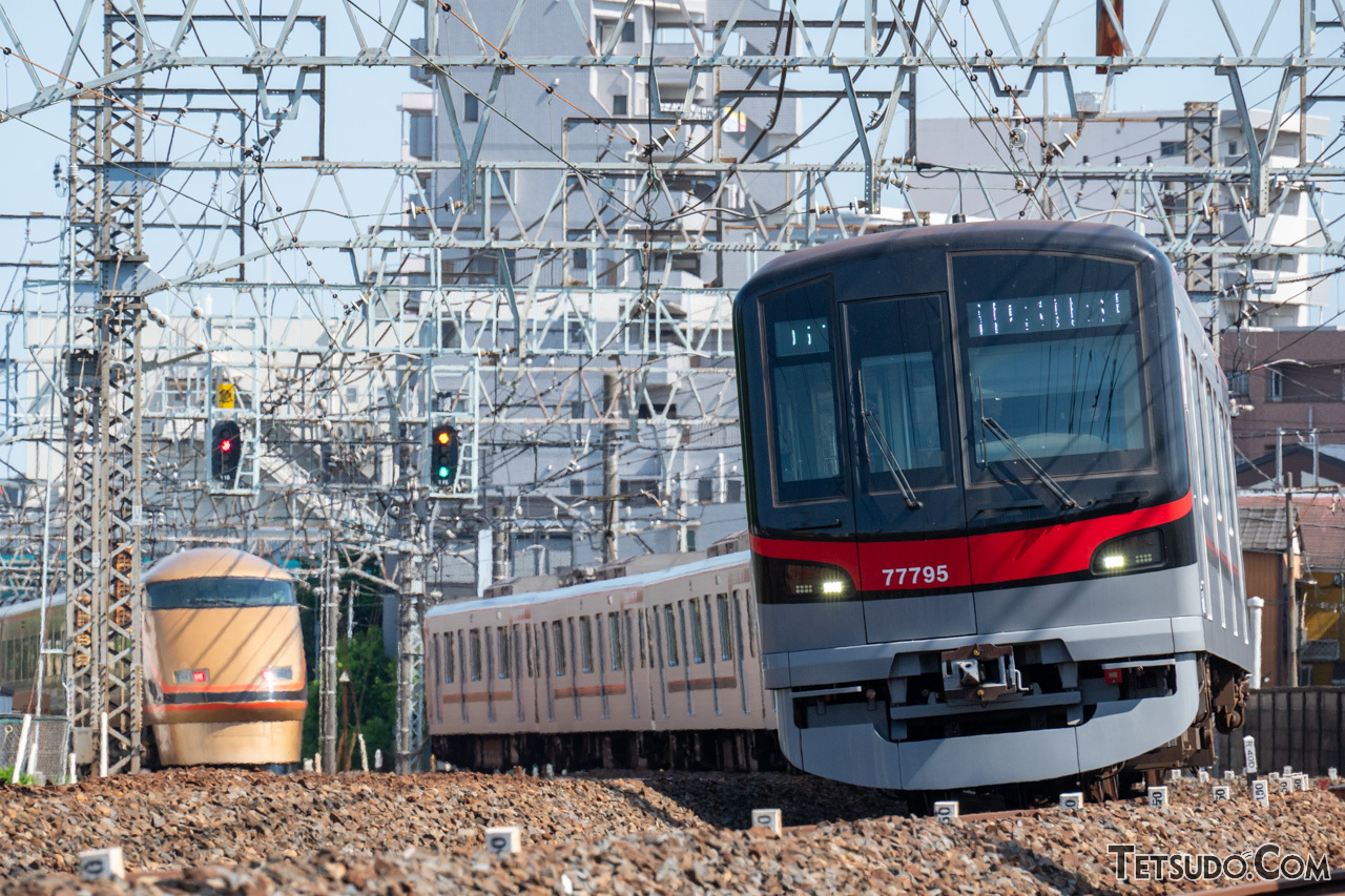 東武スカイツリーライン（伊勢崎線）を走る東武の車両。伊勢崎線の北千住～久喜間は、1899年に開業した、東武で最も古い営業区間です