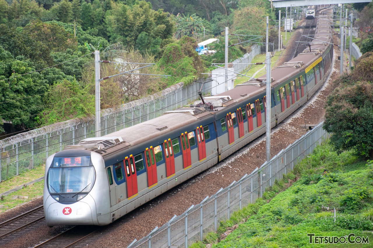 香港の鉄道。これを含むアジア圏の鉄道では、車内での飲食が禁止されていることがあります