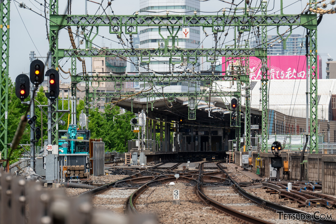 京急では、品川駅などのポイントがある駅ごとに、信号やポイントを扱う担当社員を配置しています