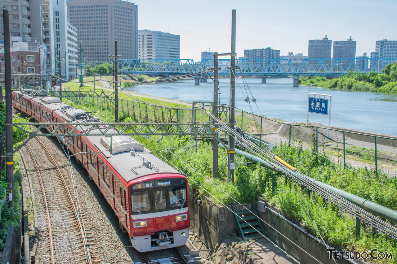 京急大師線。全列車が4両編成での運転で、かつ2026年度までに全駅へのホームドア設置が予定されています