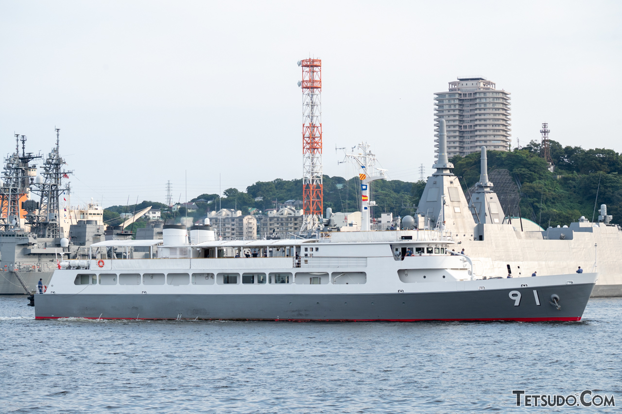 海上自衛隊の特務艇「はしだて」。京都～天橋立間などを走る列車と同じ名前です。この船は、賓客などを迎えるために建造されたもの。海上自衛隊の船ですが、固定武装は搭載していません