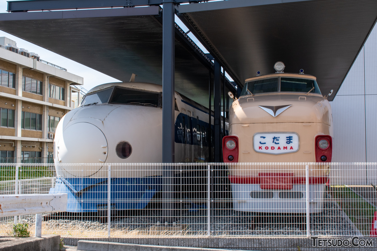 川崎車両神戸本社前に展示されている0系（左）と151系（右）。0系は新幹線として、151系は在来線特急として、ともに「こだま」などで活躍した車両です