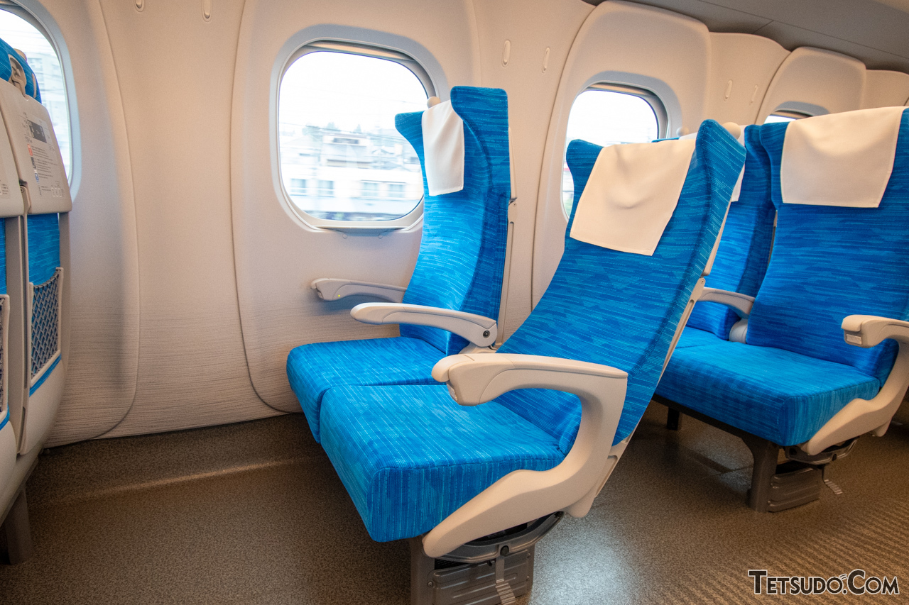 東海道新幹線のN700Sでは、シートピッチ（座席前後間隔）は1040ミリ。東北・上越・北陸新幹線などのE5系やE7系なども同じ数値です
