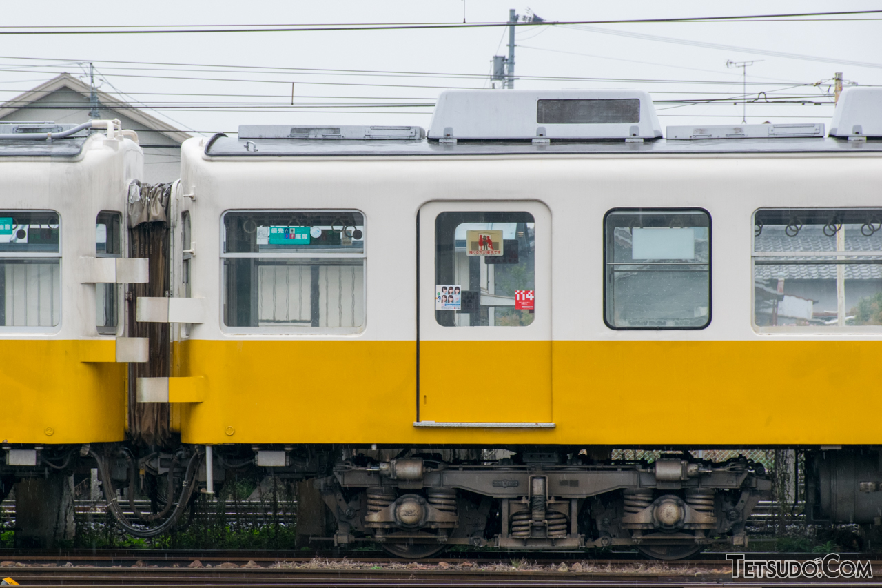片開きドアを採用した車両。画像は高松琴平電気鉄道(ことでん)の車両で、かつて京急で活躍していた車両です