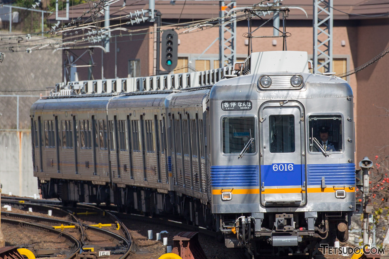 南海の6000系。2025年現在、大手私鉄の通勤電車で片開きドアを装備する最後の車両です
