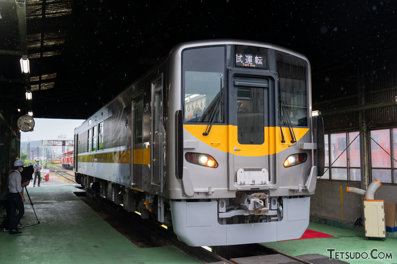 臨時快速「ハレのモリ」で営業列車デビューするDEC700