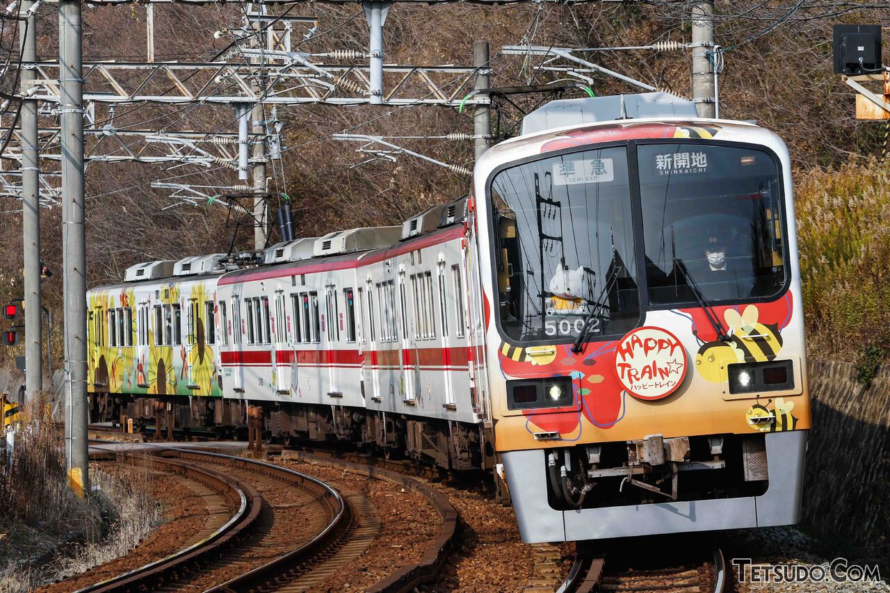 粟生線活性化を目的とした神戸電鉄の「HAPPY TRAIN☆」。運転台にキャラクターの人形が乗っていることがわかります