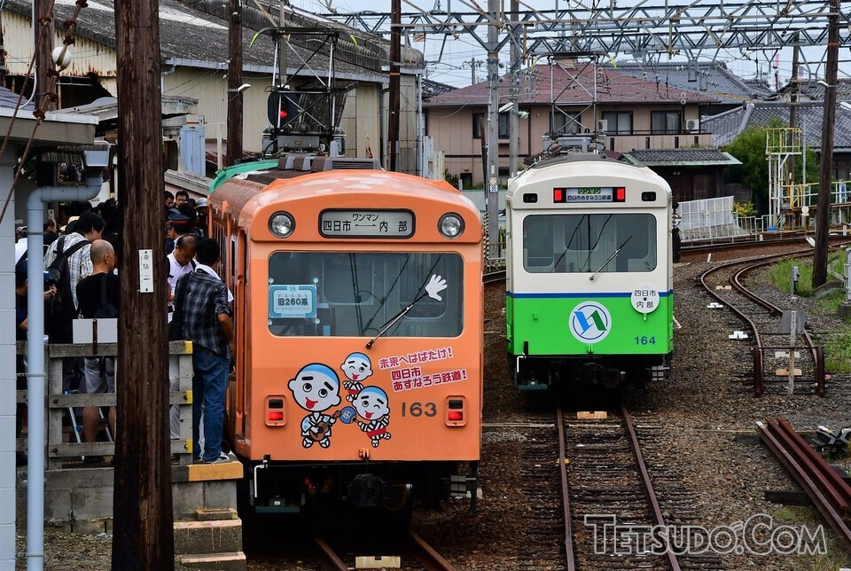 四日市あすなろう鉄道の車両。左は2018年に引退した旧型で、右は一部を新造したリニューアル車両です（TK-LCさんの鉄道コム投稿写真）