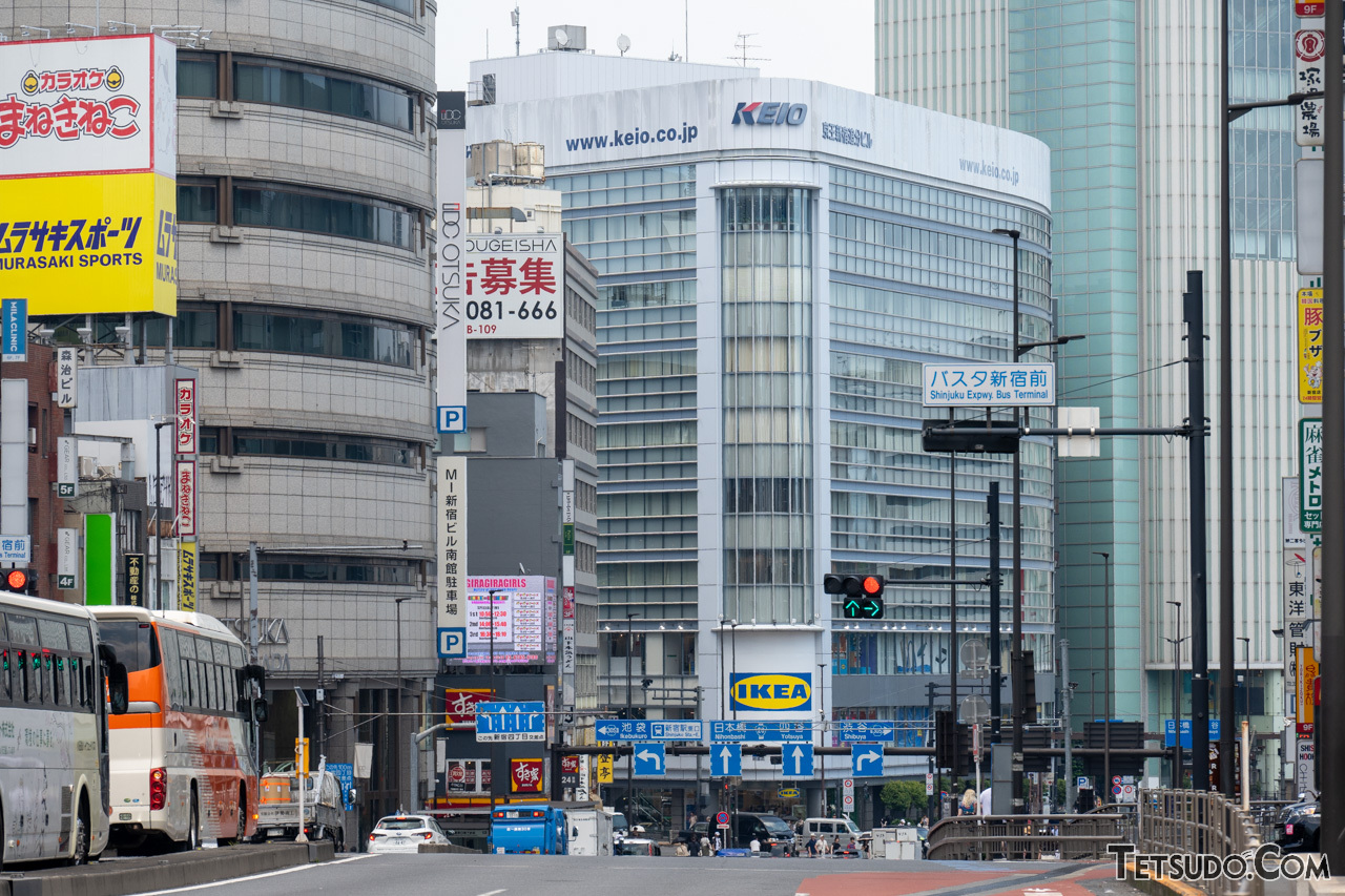 JR線新宿駅の上をまたぐ甲州街道の陸橋から見た、京王新宿追分ビル。上に京王グループのロゴが設置されています