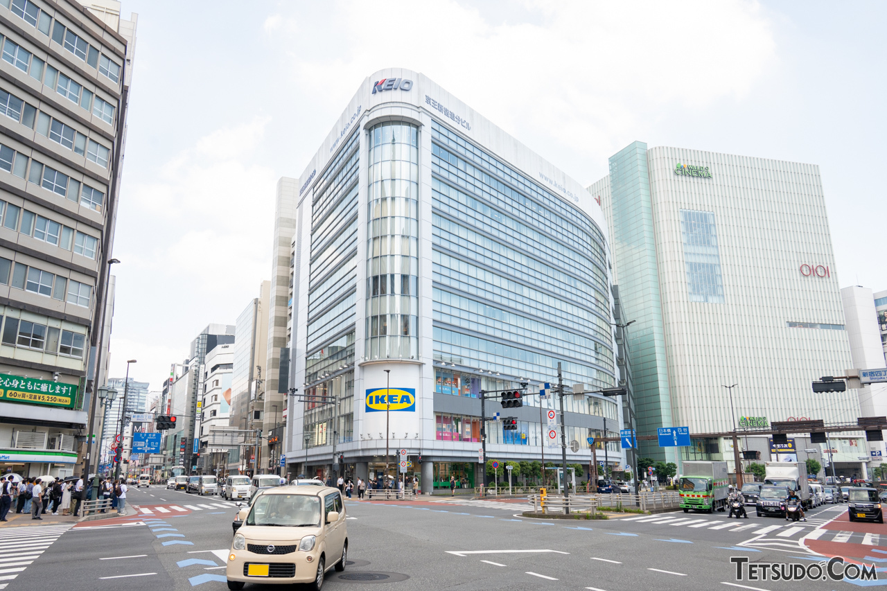 かつて新宿追分駅→四ツ谷新宿駅→京王新宿駅があった場所に建つ「京王新宿追分ビル」。新宿追分駅の開業当初は、このビルの場所ではなく、左側の道路の上に駅がありました