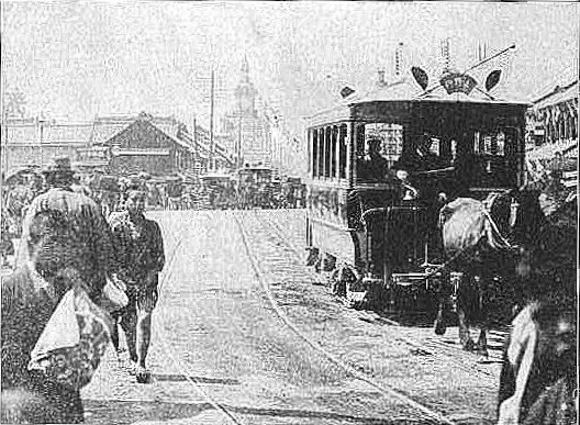 明治期の日本橋のようす。右に馬車鉄道の車両が写っています（出典：1900年刊行 瀬川光行編「日本之名勝」・国立国会図書館デジタルコレクション収蔵）