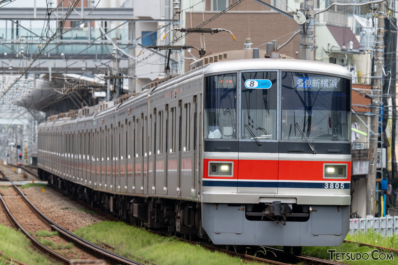 東急目黒線系統で活躍する東急3000系。デザインやドア数、編成長などは異なりますが、Y000系のベースとなった車両です